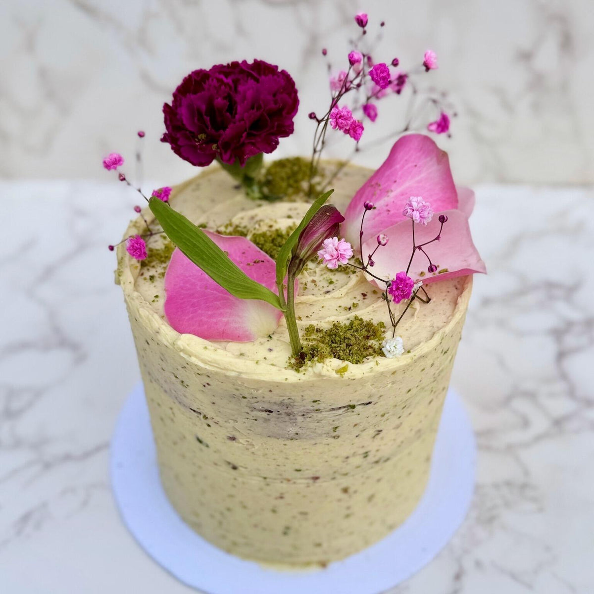 Pistachio strawberry cake, whole cake